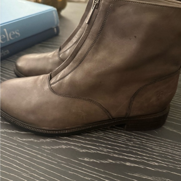 Frye Gray Kelly Zip Front Ankle Boots Size 9.5M - Picture 4 of 12